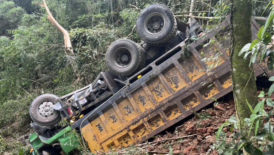 影/南投砂石車摔落20米深谷！駕駛車底朝天「重壓7小時」慘死