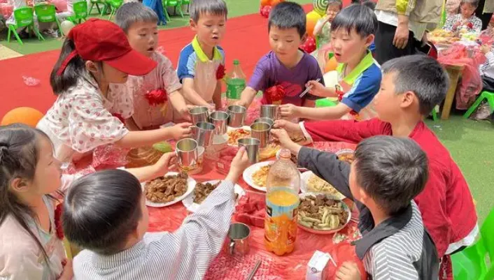 幼兒園「席開多桌」慶祝六一兒童節　萌娃嗨翻享「辦桌初體驗」