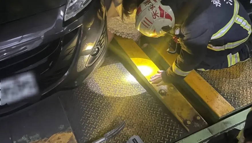 疑酒醉踩空！女子整隻腳插進機械停車格縫隙　警消協助脫困