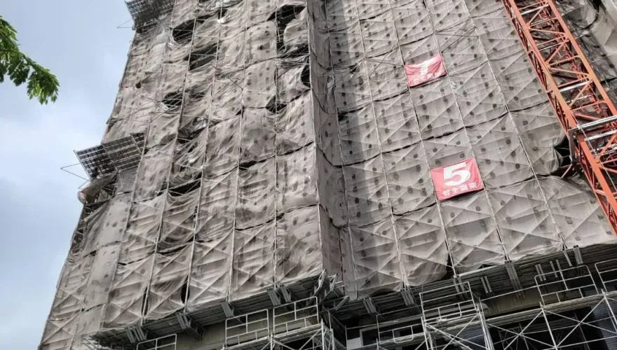 「飛天鐵條」插進屋！小港工地鷹架降落闖禍　開罰18萬勒令停工