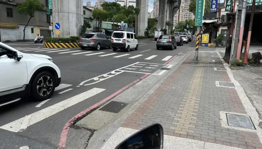 簡直「待撞區」！新北大道「待轉格」畫在車道上　網：怎麼停？
