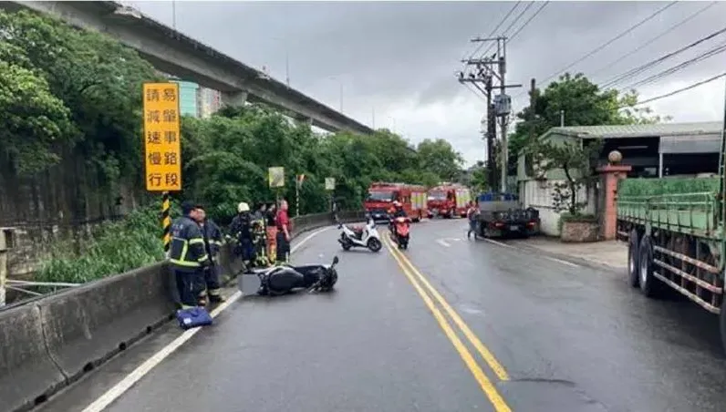 新北泰山驚爆死亡車禍！21歲男疑「天雨路滑」　擦撞護欄彈入排水溝內慘死