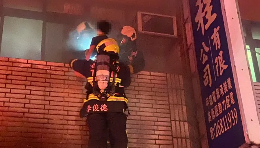 台中大甲凌晨住宅火警！　2孩童受困陽台嗆傷送醫