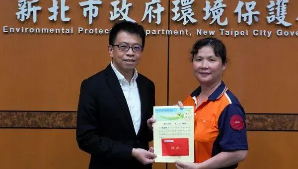 廢棄沙發挖出價值31萬黃金！板橋清潔員拾金不昧　市府贈紅包嘉勉