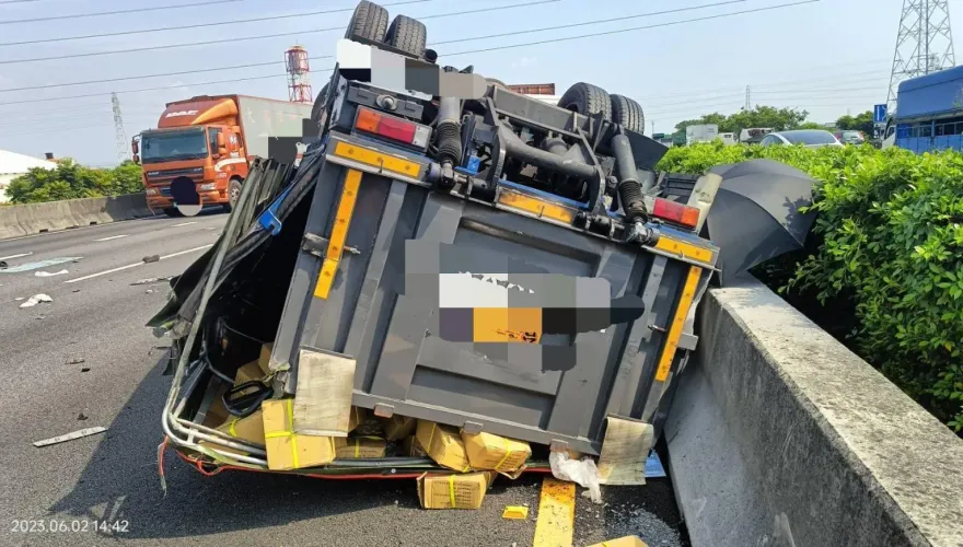 國1彰化段4車連環撞　小貨車夾爛、駕駛拋飛車外當場慘死