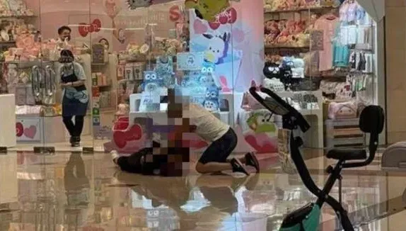 兇殘！香港狂男商場持12吋生魚片刀刺死2女　其中1人心臟遭捅32刀