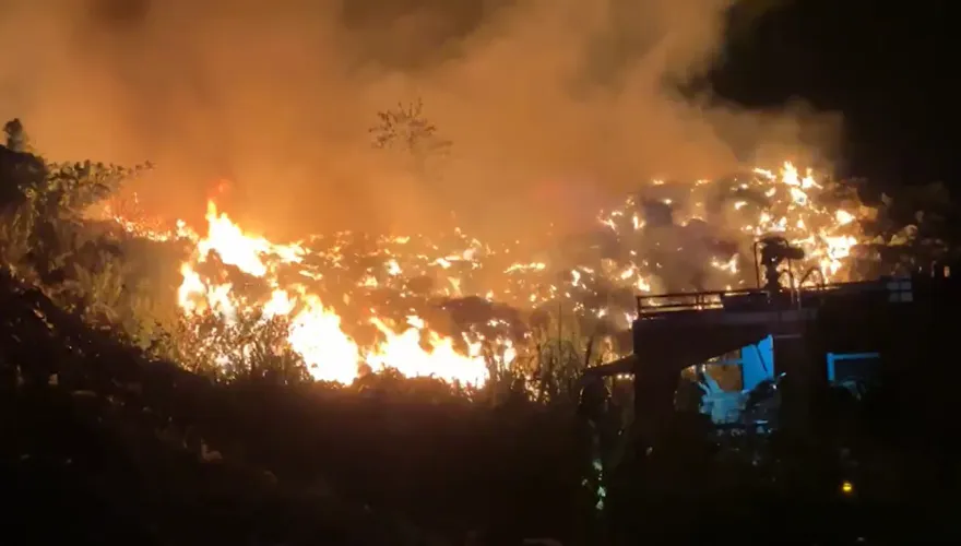 影/雲林垃圾山半夜全面燃燒！濃煙遮蔽天空　嚇人火勢宛如火山爆發