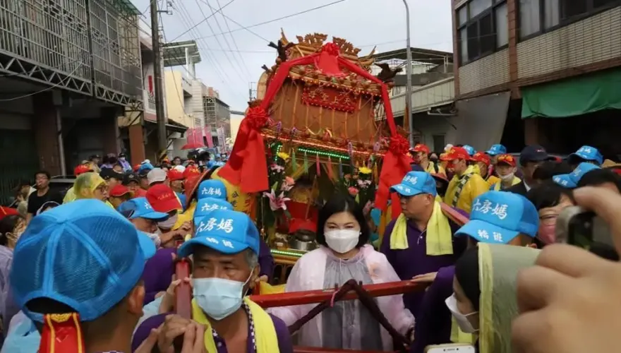 雲林六房媽「過爐」　上萬信眾陪媽祖一同搬新家