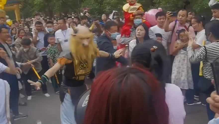 影/遊客搶打卡爆衝突…「牛魔王」南天門勸架　網笑翻：給他個面子