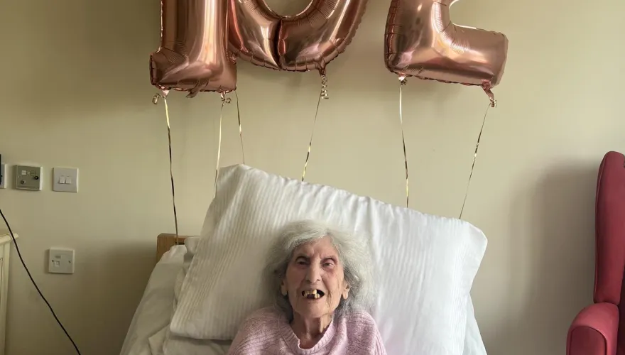 英國人瑞奶奶歡慶102歲生日　幽默透露長壽秘訣竟是「性愛與好酒」