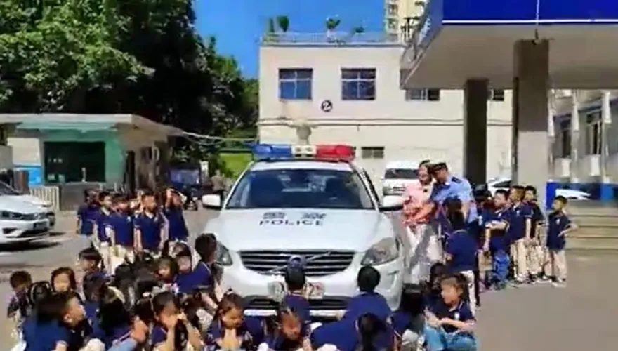 影/能藏75個孩子！實測休旅車視線死角　幼兒園老師驚：坐在車裡一點也看不到