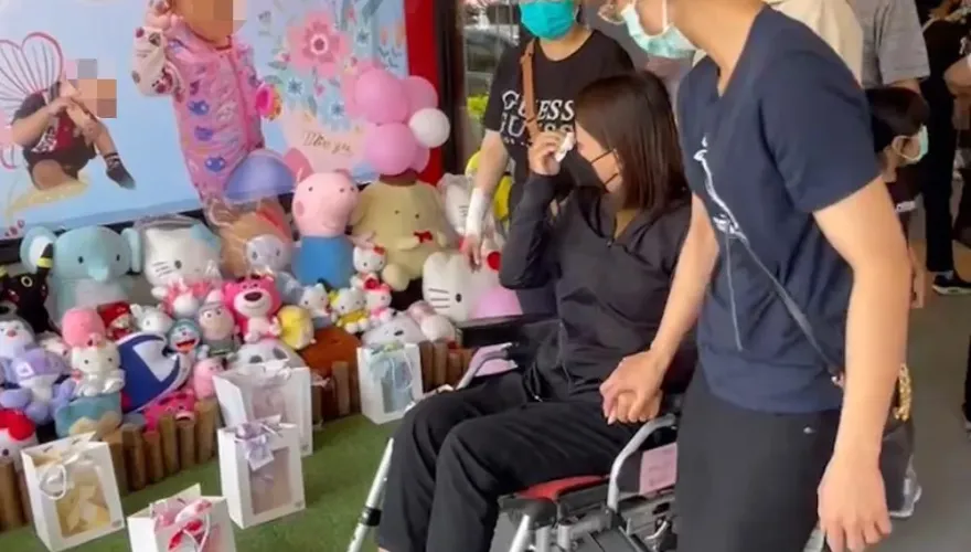 影/台南3歲妹今告別式！爸發悼文痛徹心肺　重傷母坐輪椅送女兒最後一程淚崩