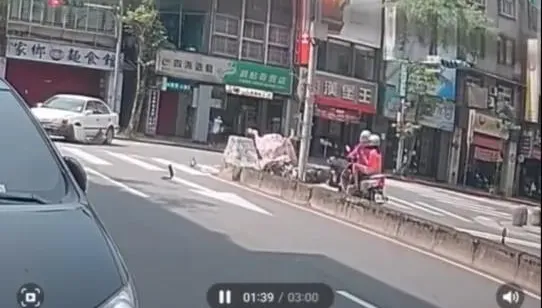 影/北市轎車左轉擦撞機車！行人母子遭「剷飛」倒地　驚人影像曝光