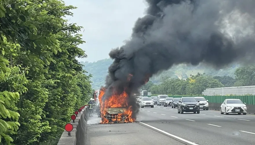 影/警車解送移工出意外！　國道上突起火燒成廢鐵
