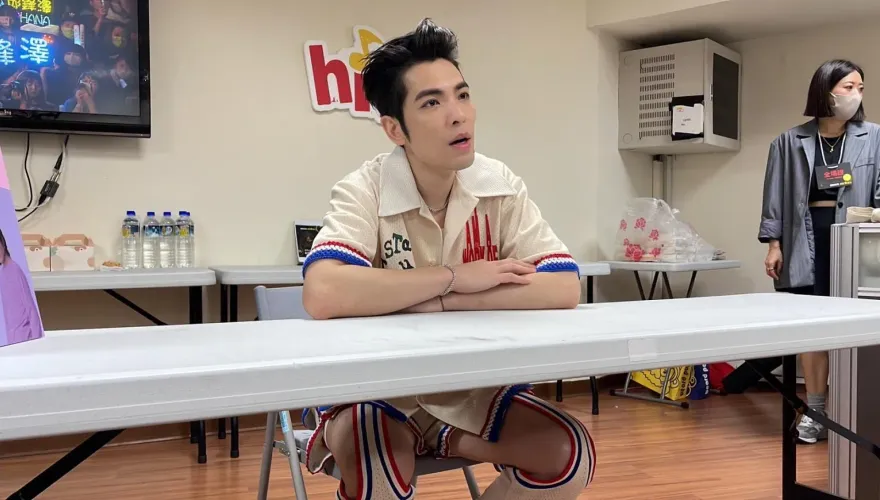2023 hito/蕭敬騰讚Summer「已經漂亮很久了」！被問度假計畫：有病啊