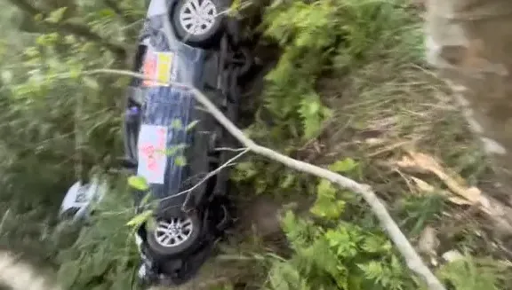 有伴了！台東拉力賽BMW過彎失敗翻墜山谷　下方竟還有一車