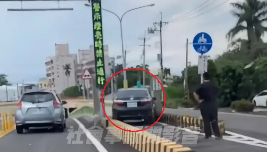 「小廟難容大佛」駕駛不熟路況　轎車卡機車專用道動彈不得