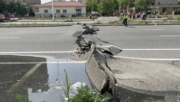 影/路面開裂隆起！3000住戶嚇到連夜「搬家」　20層樓高放繩垂降家當…電梯停用冷氣照扛