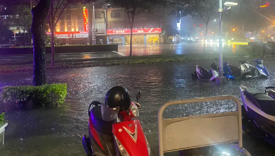高雄豪雨「下貓下狗」！市區1小時降77.5毫米　瞬變水鄉澤國