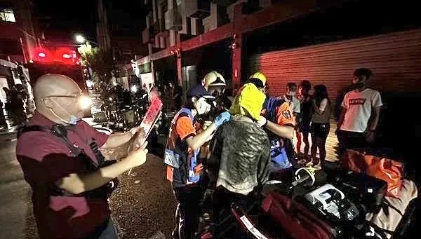 台南民宅車庫深夜火警　3台機車燒毀7住戶獲救