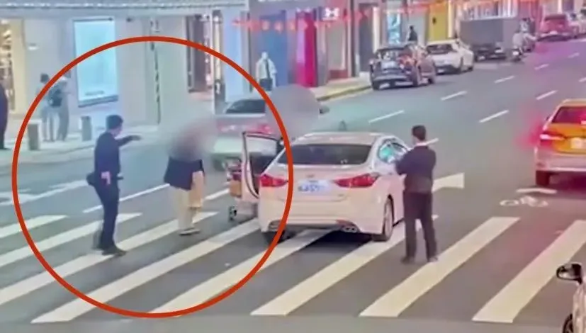 影/不滿過馬路汽車不讓行　7旬翁持剪刀抵駕駛胸口嗆「殺過人」