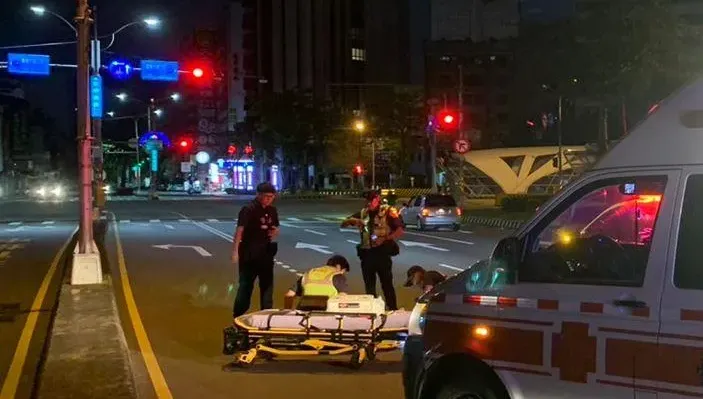 快訊/台灣大道驚傳墜橋！1女疑想不開掉落馬路　警方奮不顧身急衝接人救回一命