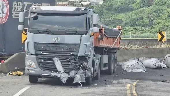 快訊/濱海公路瑞芳路段轉彎甩出16砂石包　對向連結車閃避不及撞上