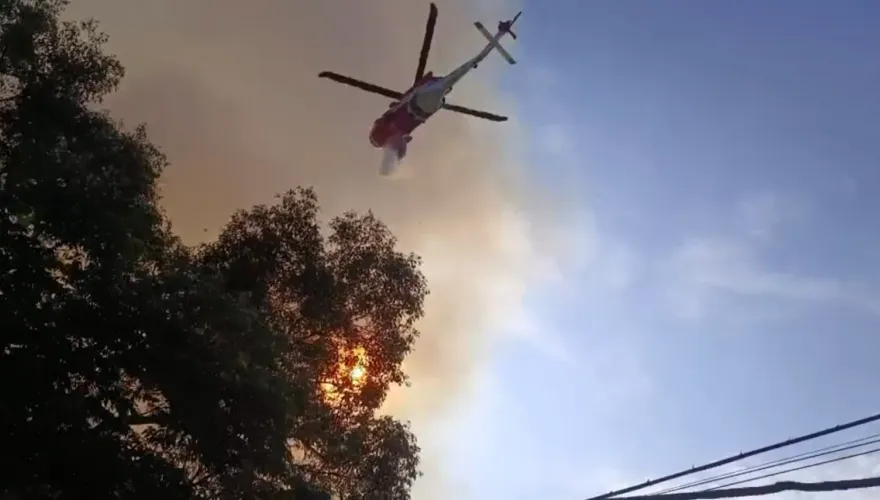 影/苗栗山林火災延燒18小時釀10警消送醫　今早急派直升機空中灑水搶救