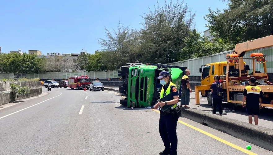 影/高雄貨櫃車翻覆側身橫躺！駕駛受困腿部遭方向盤卡住