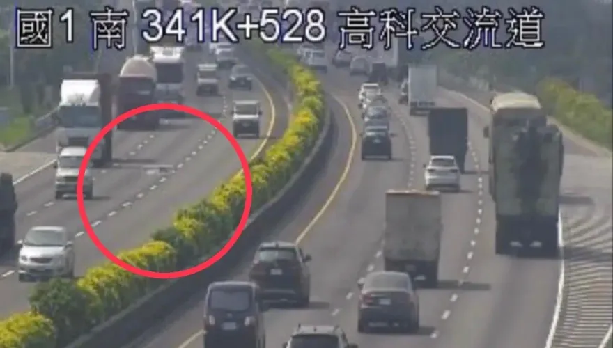 影/驚悚！國道1號驚現會議桌　車流來回擦撞險釀連環車禍