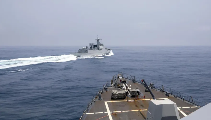 影/驚險「橫切」第一視角曝！美軍發佈過航台海影片　斥陸驅逐艦不專業攔截