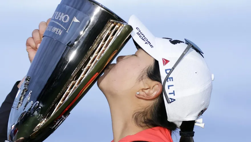 影/72年來第1人！LPGA華裔新秀張斯洋職業首戰奪冠　老虎伍茲也驚嘆