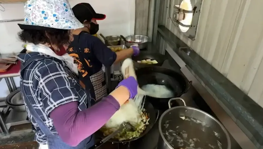 影/夾爆它「100元吃到飽」！屏東素食自助餐超佛　闆娘背後故事很催淚