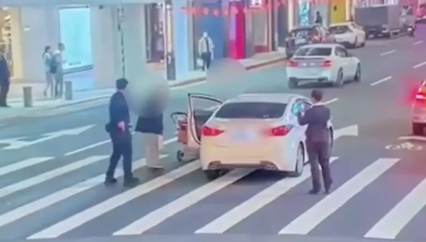 走斑馬線被撞到！癌男亮刀恐嚇駕駛：我以前殺過很多人