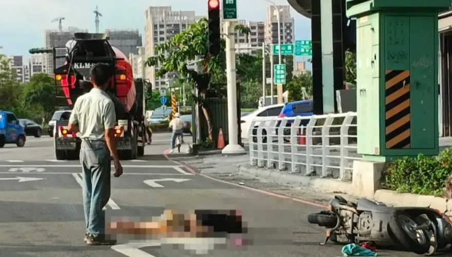 快訊/高雄混凝土車右轉撞到！機車碎裂　老婦頭臉著地命危