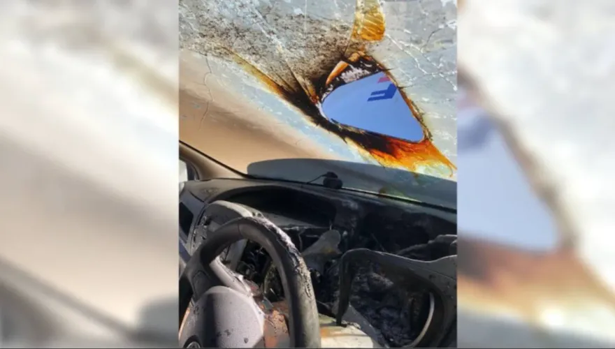 火燒車！竟是墨鏡反光「擋風玻璃起火」 　方向盤、儀表板全焦黑