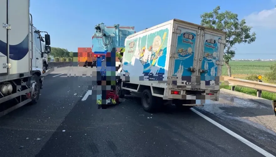 國1台南後壁路段「2貨車追撞」！小貨車駕駛頭部掛彩送醫