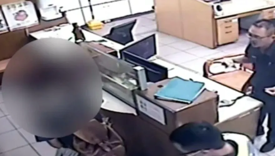 影/女嬰嗆奶「臉發黑」口吐白沫！暖警開道「2分鐘內直衝急診」撿回一命