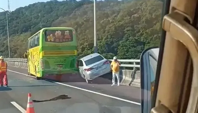 疑閃胎皮釀禍！國1五楊高架4車連撞　轎車被擠到「45度翹起」卡護欄