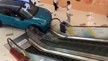 影/想體驗當司機的感覺？熊孩子商場偷發動展示車　撞上手扶梯闖禍