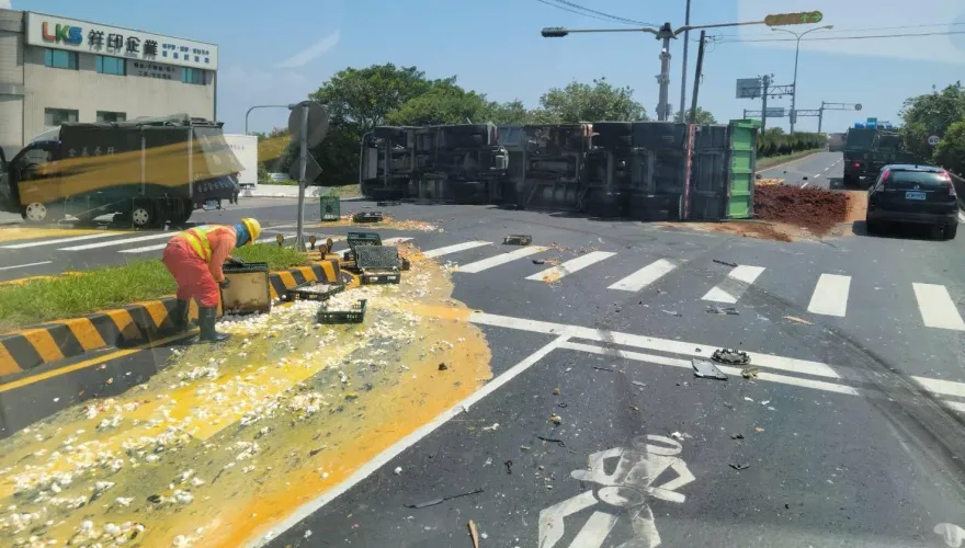 影/台61線追撞意外！貨車蛋洗馬路變「巨無霸煎蛋」 聯結車翻覆土方傾出1傷