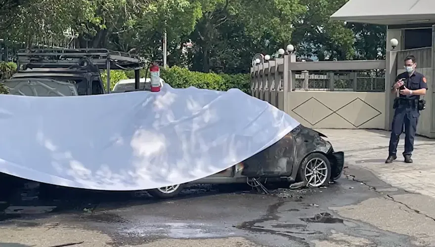 影/草屯驚傳火燒車赫見1焦屍！疑死者開車點火企圖撞進工廠　警查債務糾紛