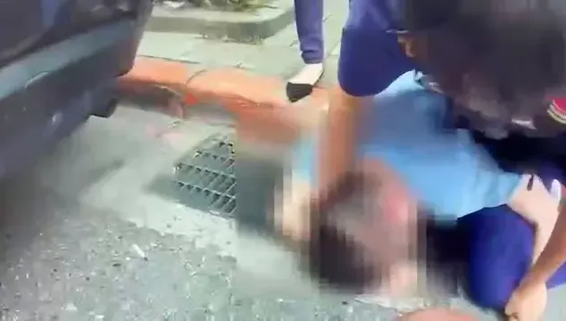 影/療癒片！阿sir忙開罰單酒空竟上前醉言挑釁「銬我啊」　秒被1招「醒酒」頻求饒