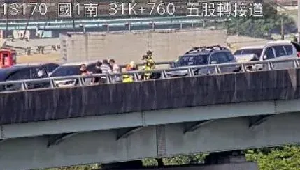 快訊/上班族注意！國1高架連環車禍　4車追撞1人命危送醫