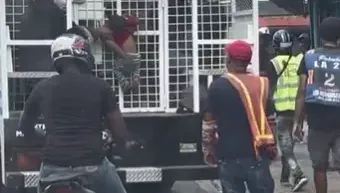 影/多明尼加幼童被「吊掛」非法移民卡車　震驚一幕引爆全民怒火