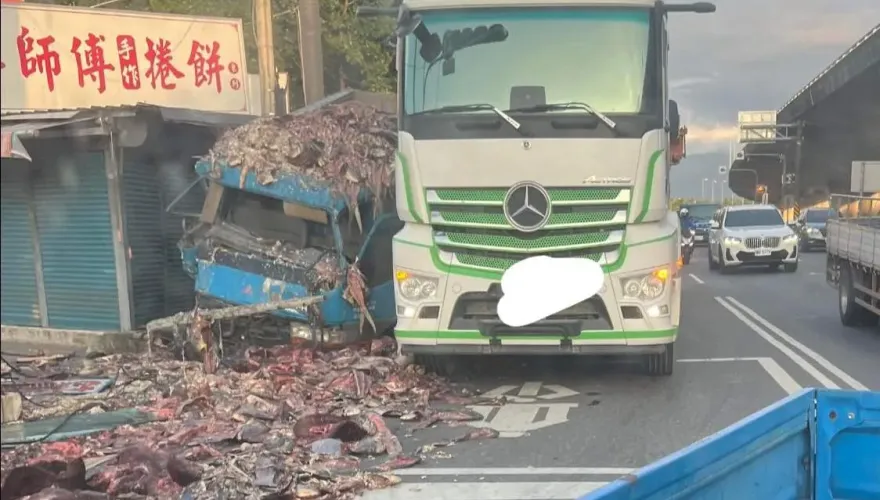 屏東貨車鑽車縫釀禍！「魚內臟炸滿地」　網友：要臭一陣子了