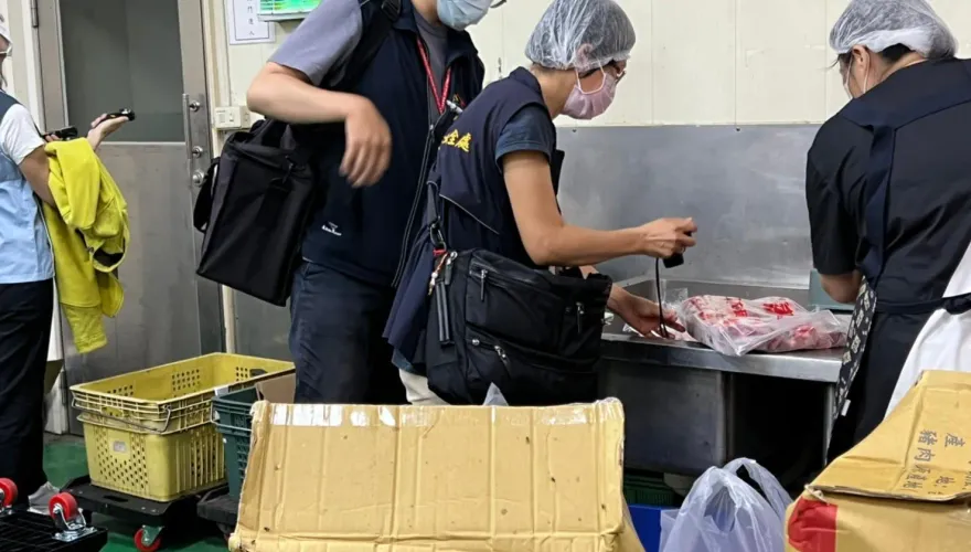 營養午餐棒棒腿也「洗產地」！台中業者冒充國產領獎金　2萬生吃下肚