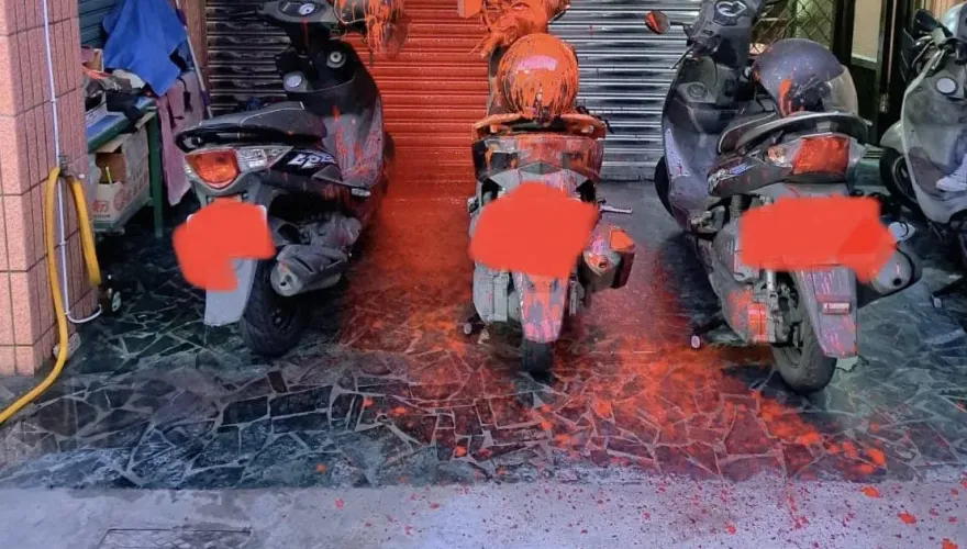 快訊/處理夜市土地糾紛遭報復？　高雄市政顧問助理家大門遭潑紅漆