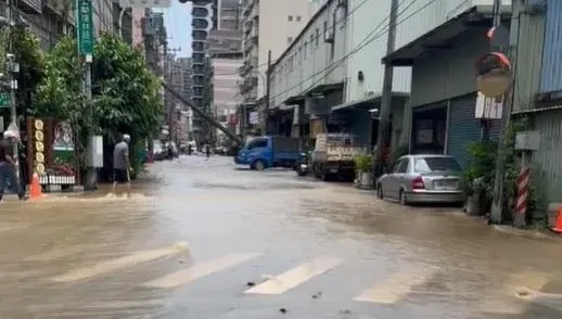 快訊/新莊自來水管破裂！大馬路「淹成黃河」　現場慘況曝
