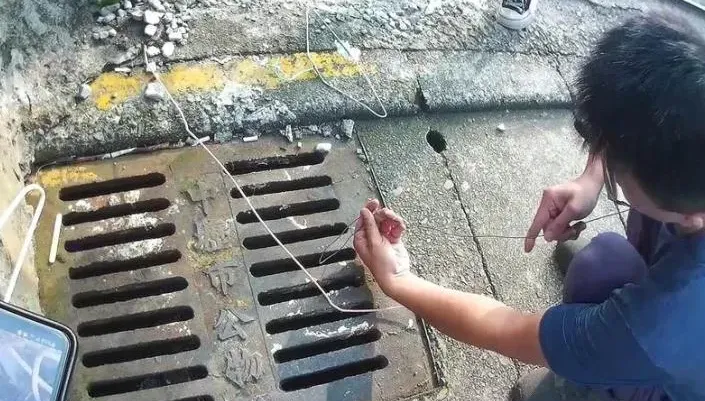 水溝釣功有練過！帥警一條鐵絲釣起手機　學生妹破涕為笑